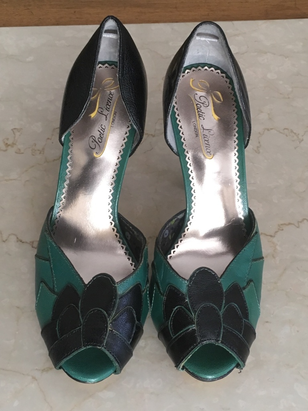 SZ 7.5 Women's Retro Green & Black Poetic Licence pumps